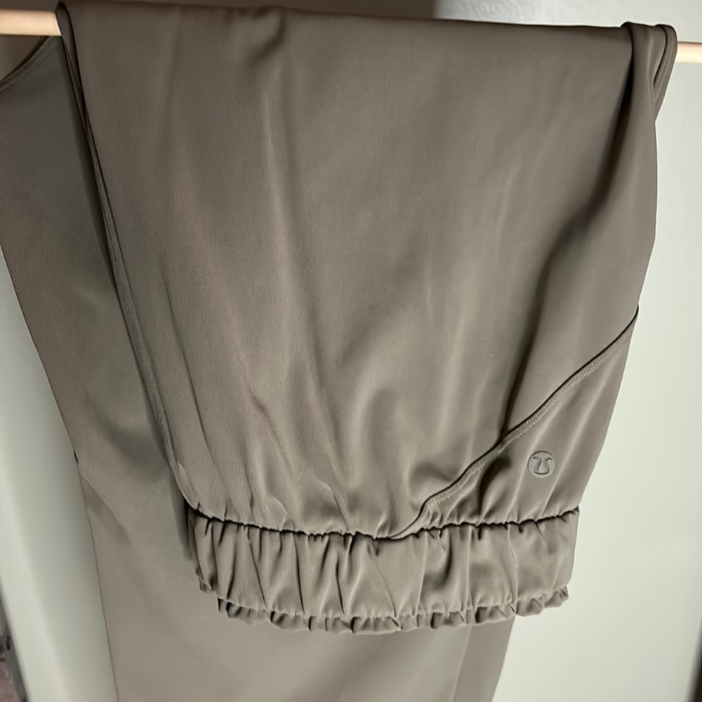 Lululemon on the fly stretch tan size 10